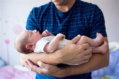 Cómo Sujetar A Tu Bebé Recién Nacido En Brazos Tres Posturas Básicas