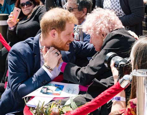 El Fuerte Abrazo Y Emotivo Reencuentro Del Príncipe Harry Con La Anciana De 98 Años Que Siempre