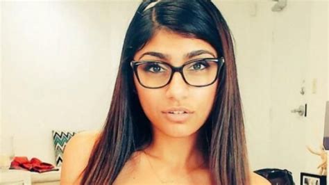 Tratando De Ocultar Sus Pechos Mia Khalifa Vende Pastelitos Voz En Red