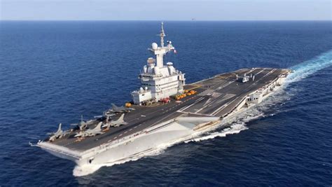 Traficul era intens in zona, elicopterul fiind aproape sa se prabuseasca peste masini. French aircraft carrier Charles de Gaulle - Wikipedia