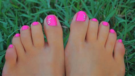 20 Cute And Simple Summer Toenail Deisgns For 2022 The Trend Spotter