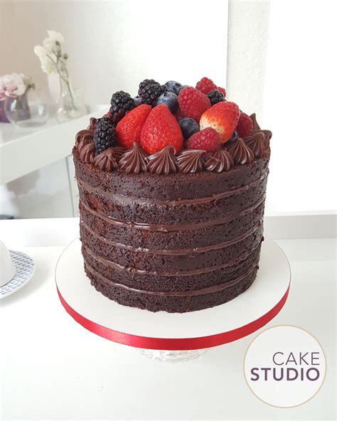 Naked Cake De Chocolate Com Frutas Vermelhas Cake Studio
