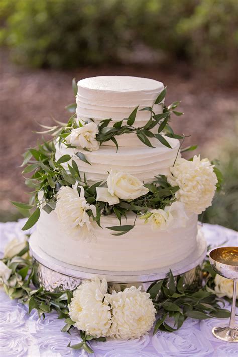 White Buttercream Cake With Fresh Flower Accents Beautiful Cake Designs