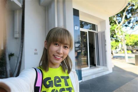 Join facebook to connect with 詩韻何 and others you may know. 力挺何韻詩!女星：香港藝人等於做「偽人」 - 自由娛樂