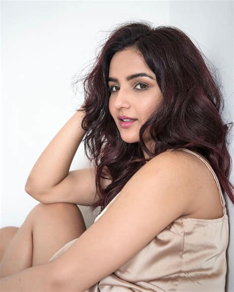 Jasmin Bhasin Raises Temperature In Satin Nightie Check Out Diva S Hottest Looks News18