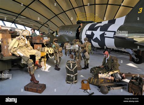Douglas C 47 Flugzeug Uniformes Und Waffen Der Amerikanischen Armee In