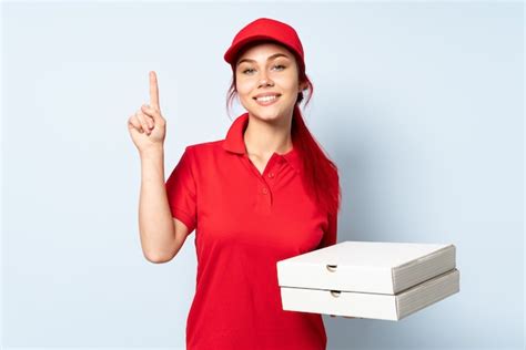 Entregadora De Pizza Segurando Uma Pizza Foto Premium