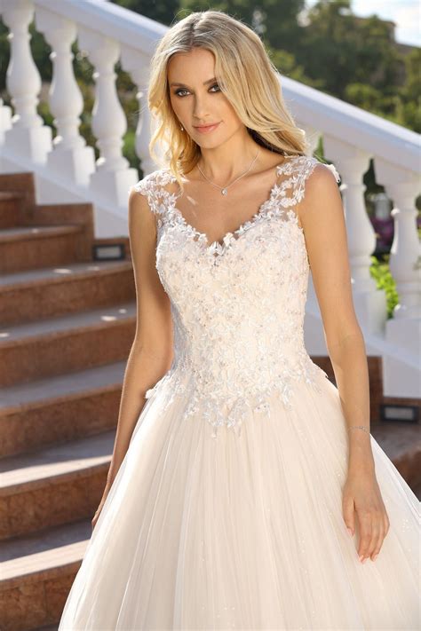 Wenn dir „hochzeitskleid ladybird gefällt, gefallen dir vielleicht auch diese ideen. Ladybird 2019 Brautkleid - 319099-2 | Hochzeitskleid ...