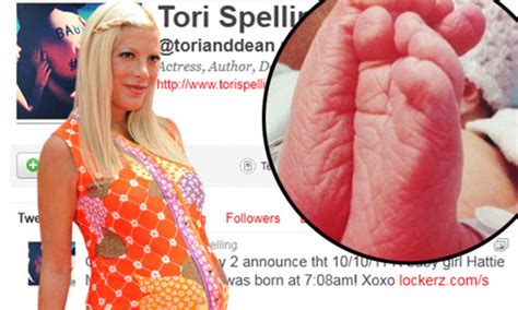 Tori Spelling S Baby Girl Fans Get A Glimpse Of Newborn Babe On Twitter Daily Mail Online