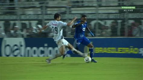 Vídeo: Rafa Silva, do Cruzeiro, arranca antes do meio-campo e assina