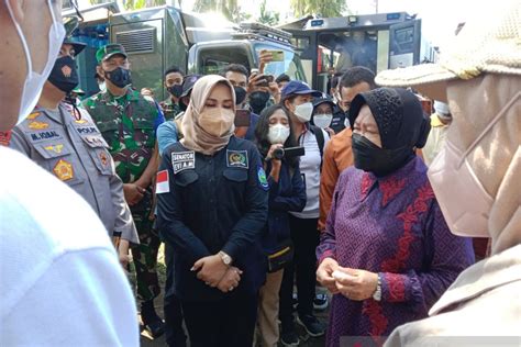 Mensos Kunjungi Korban Banjir Dan Serahkan Bantuan Di Lombok Antara News