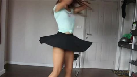 Школьница сексуально танцует и показывает попу Kwai Periscope пошлое