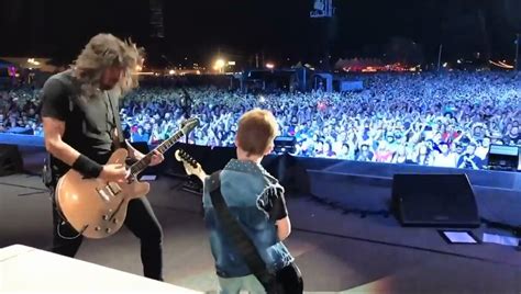 Foo Fighters Ils Invitent Un Enfant De Ans Monter Sur Sc Ne Avec