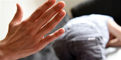 Quand il y a des petits enfants, il ____ embrasse ou il ____ prend dans ses bras. Donner une fessée à son fils, une pratique "néfaste et d ...