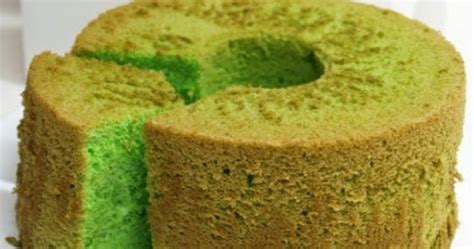 Hampir tidak dibutuhkan keahlian khusus untuk membuat cake yang satu ini. Resep Kue Bolu (Cake) Panggang Rasa Pandan Sederhana