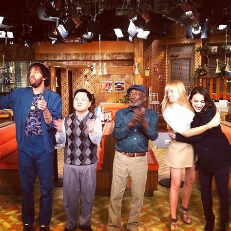 The 2 Broke Girls Cast Celebrated The End Of A Show Fun Behind The