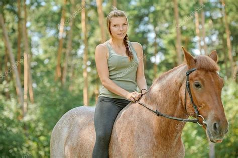 Junge Schöne Frau Reitet Mit Dem Pferd — Stockfoto 40889655