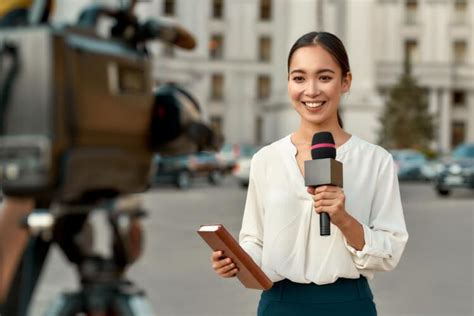 How To Become A Journalist Hours Roles And Qualifications