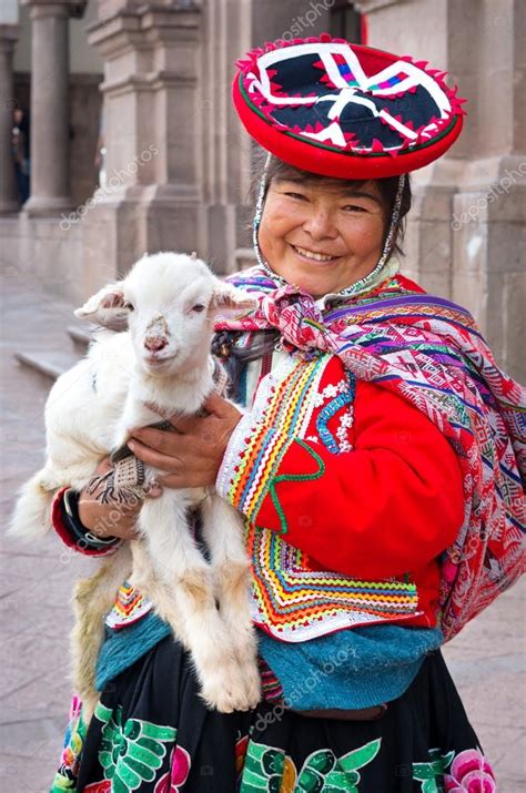 Mujer Peruana En Vestido Tradicional — Foto Editorial De Stock