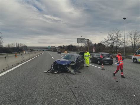 Incidente in autostrada a4, traffico in tilt e km di coda per due ore. Incidente autostrada: ragazza sbalzata dall'auto fa un volo di dieci metri - Notizia Oggi Borgosesia