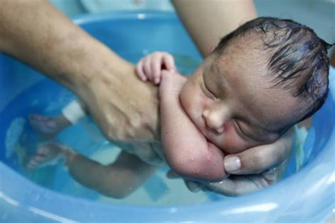 Benefícios Do Banho De Balde Para Bebe