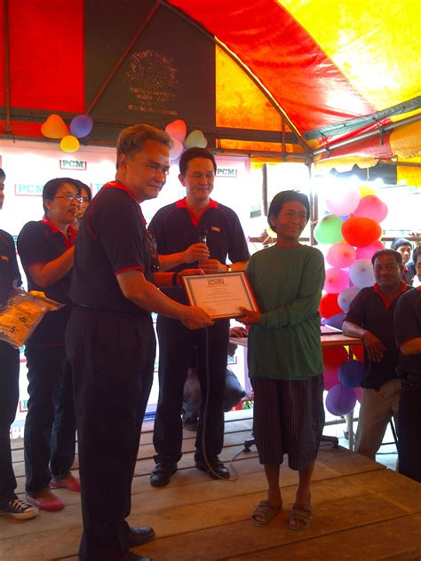ผู้บริหาร มอบรางวัล ให้กับพนักงานดีเด่นประจำปี 2555 - วันเด็กpcm2555