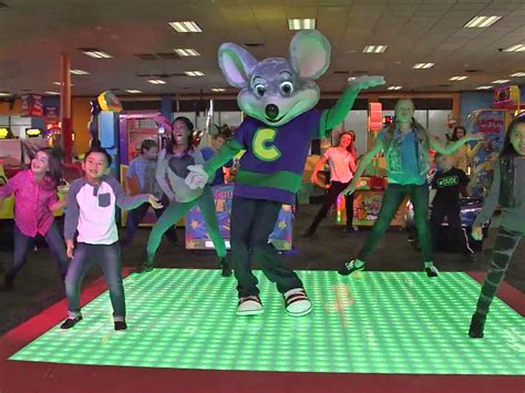 Chuck E Cheeses Backstory Is Surprisingly Horrifying Business Insider