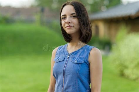 Openluchtportret Van Een Vrij Jong Oud Meisje 16 Jaar Stock Afbeelding