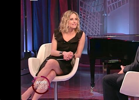 Massage, massaggi, ceco, massaggio, massaggio giapponese, massaggio italiano e molto di più. Conduttrici TV: Francesca Fialdini con vestito rosa Da noi ...