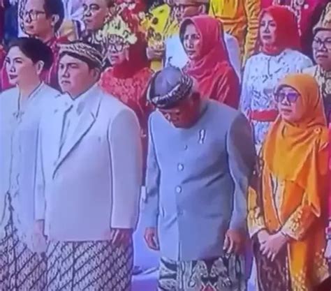 VIDEO Momen Menteri Basuki Jahil Buka Baju Erick Thohir Saat Upacara