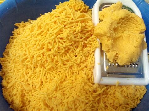 Resepi biskut sarang semut sukatan cawan paling sedap march 19, 2020 may 3, 2019 by viramon kian musim raya tiba, anda boleh cuba cara dan resepi buat biskut sarang semut ini, simple dan mudah sahaja untuk dibuat mengikut sukatan cawan yang diberi saya masih menyimpan resepinya di dalam buku resepi saya sejak zaman kanak kanak. Resepi Biskut Sarang Semut Rangup dan Cair di Mulut ...