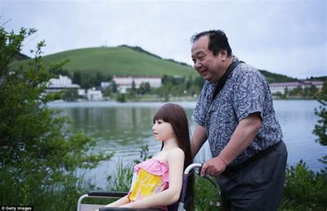 Ce Japonais Abandonne Sa Famille Pour Vivre Avec Sa Poupée