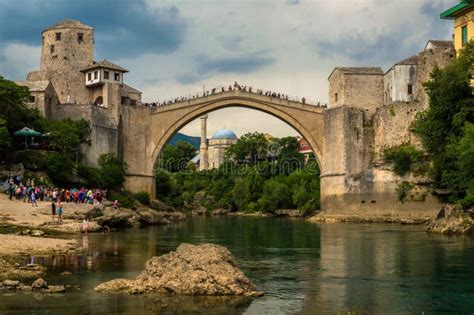 Vista Imponente Del Puente Viejo Hermoso En Mostar Bosnia Y