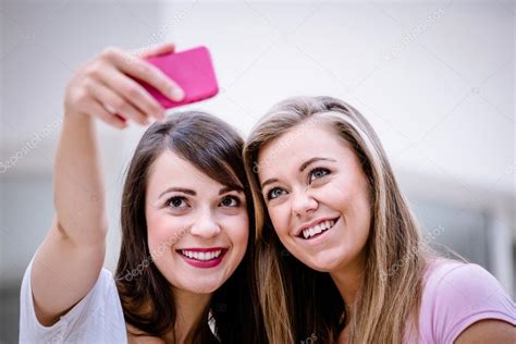 mulheres bonitas tirando uma selfie fotos imagens de © wavebreakmedia 102223180