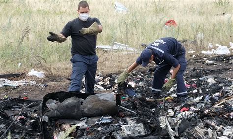 Mh17 Worlds Anger At Russia Grows As Bodies Pile On To Train At Crash