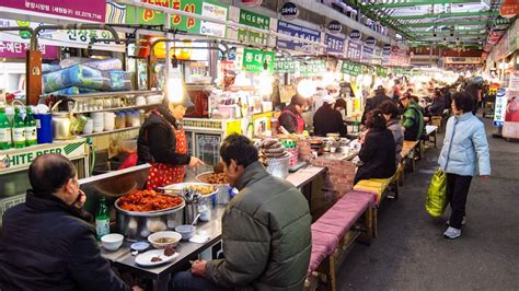 Other than vegetables, you can often find the pancake stuffed with seafood (haemul) or meat (gogi) such as pork or beef. Gwangjang Maret: Oldest Traditional Market In Seoul