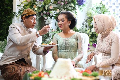A Modern Javanese Wedding With An Indoor Garden In Jakarta Bridestory