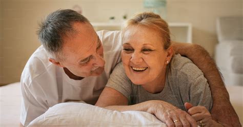 Couple De Personnes âgées Allongé Sur Le Lit Et Ayant Une Conversation Amusante Senor Homme