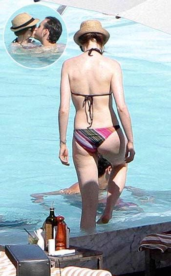 Photos Bikini Babe Anne Hathaway Makes A Splash In Rio Sexiezpicz Web