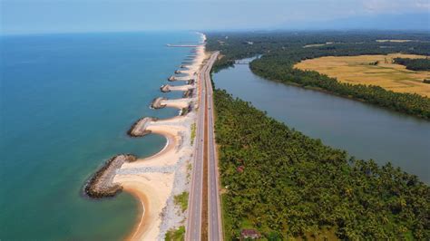 Udupi Maravanthe Beach Road The Highway Cross Between The Sea And