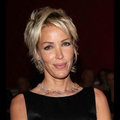 Le grand journal de canal+ (2004). Ophélie Winter rejoint une YouTubeuse sous la douche ...