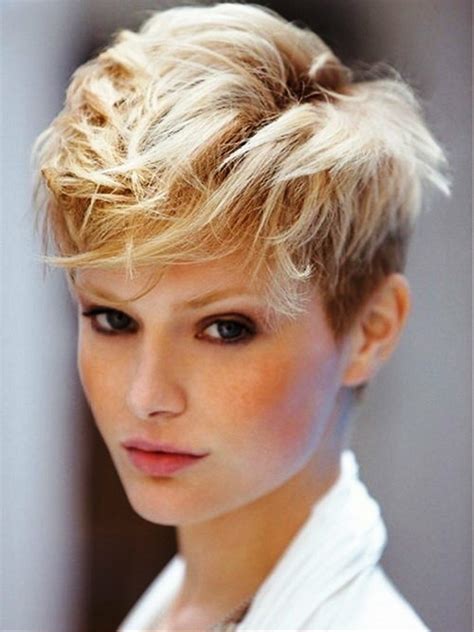Salut,malheureusement si tous les hommes de ta familles ont une calvitie prononcã©e tu as le choix soit coupe trã¨s court ou que de laisser un peu de cheveux. Coupe courte tendance 2016 en 47 idées inspirantes à vous ...