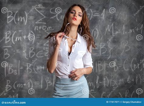 Jeune Professeur Féminin Sexy Près De Tableau Noir Dans La Pose Sexuelle Image Stock Image Du