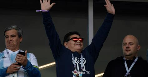 Diego Armando Maradona Se Retractó Por Haber Fumado Dentro Del Estadio