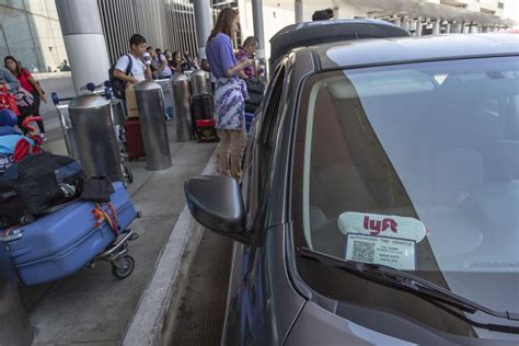 Los Angeles Bans Uber Lyft And Taxi Curbside Pickup At Lax