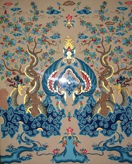 Para seniman di kota cirebon biasanya memadukan motif mega mendung dan motif wadasan, filosofinya adalah mega mendung berarti langit dan motif wadasan (batu) berarti bumi. GELIAT SENI LUKISAN KACA DI CIREBON