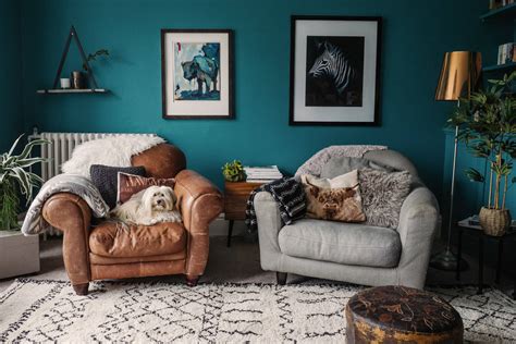 15 Living Rooms That Boast A Teal Color