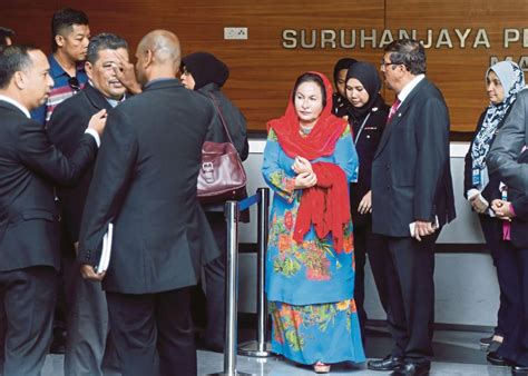 Sebagai rakyat biasa, saya hanya mengenali datin seri rosmah mansor sebagai isteri perdana menteri malaysia. Rosmah arrives at MACC's HQ in Putrajaya NSTTV | New ...