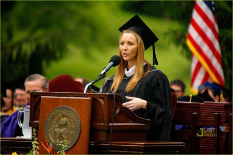 Lisa Kudrow Vassar College S Commencement Speaker Photo 2453116 00 Photos Just Jared
