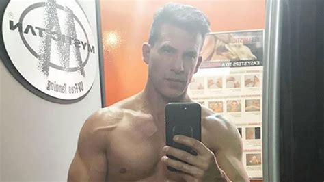 el actor jorge aravena posa desnudo y enciende la polémica foto telemundo